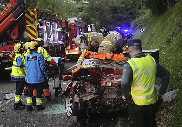 Los pasajeros del bus accidentado en Gijón: «Venían dos coches a toda velocidad. Es un milagro que estemos vivos»
