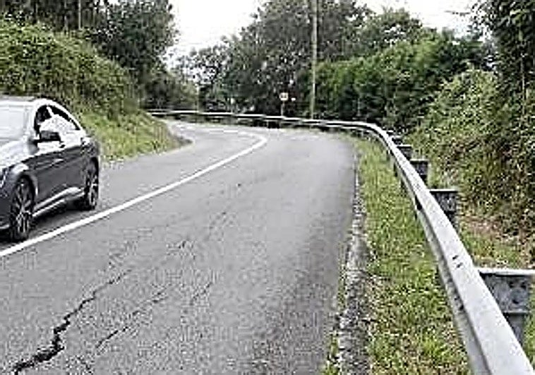 Un motorista sufre graves heridas en un accidente en la carretera Piles-Infanzón, en Gijón