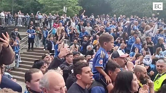 Espectacular recibimiento de la afición del Real Oviedo a su equipo al grito de «¡sí se puede!»