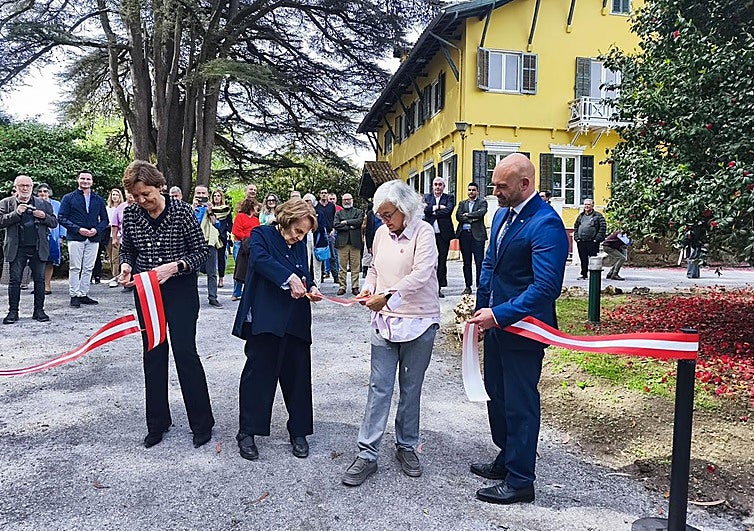 Tres alcaldesas de Gijón unidas en el histórico corte de cinta de la finca de La Isla en el Jardín Botánico
