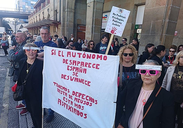 Los autónomos se movilizan en Oviedo para protestar contra la subida de cuotas del Gobierno