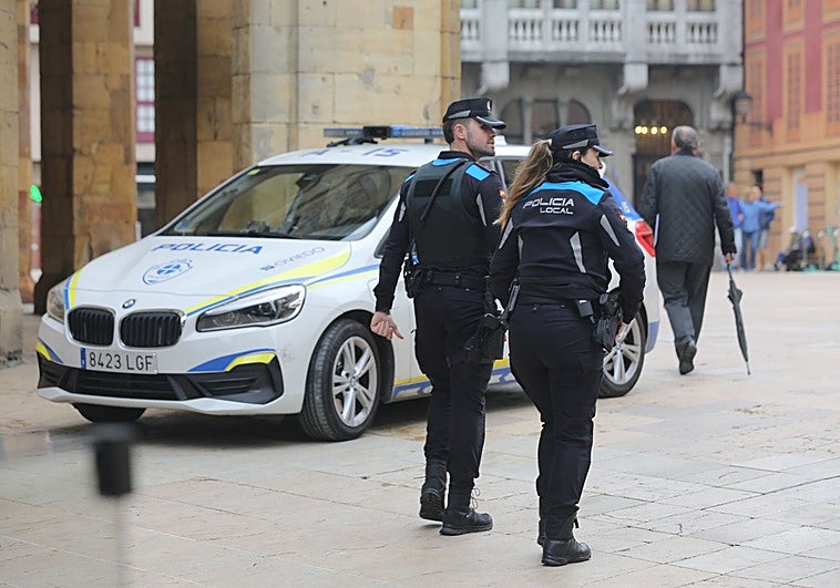 Un joven de 19 años ebrio y sin carné estrella un coche en Oviedo y llama a la Policía Local para que lo detengan