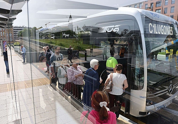 Oviedo pide más autobuses para acabar con «las saturaciones» y mejorar la conexión entre barrios