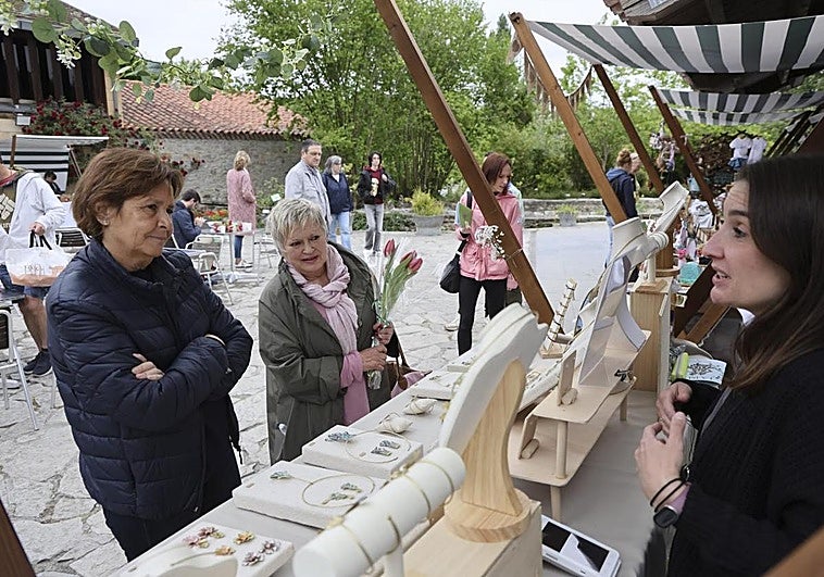 ¿Qué compró la alcaldesa de Gijón en el mercadillo del Jardín Botánico?