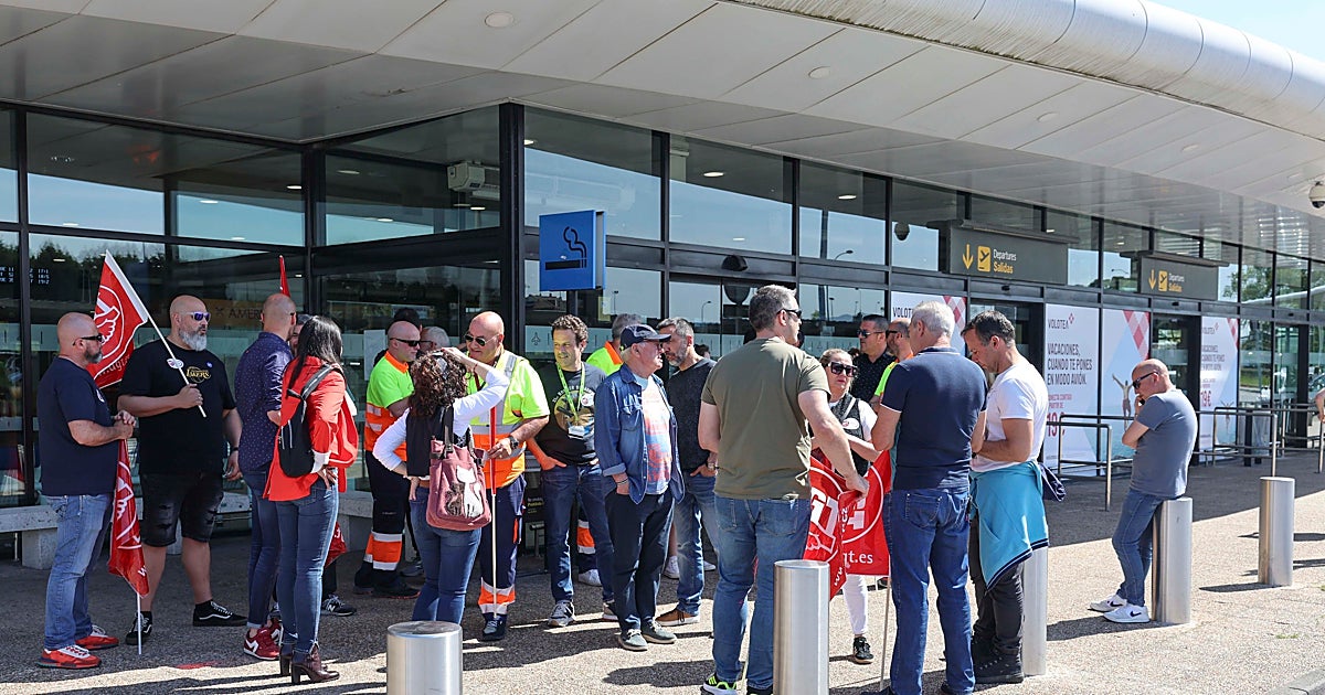 El aeropuerto recurre a la UVI móvil de Avilés para atender a un pasajero que sufrió un síncope