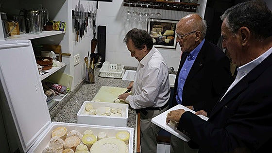 Tierra Astur premia la labor de la Real Cofradía Amigos de los Quesos en Oviedo