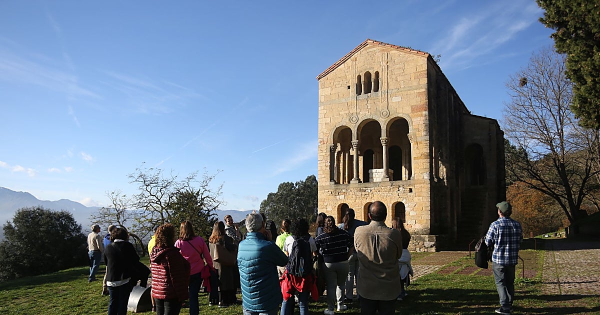 La Policía Local de Oviedo reanima a un turista vasco junto a Santa María del Naranco