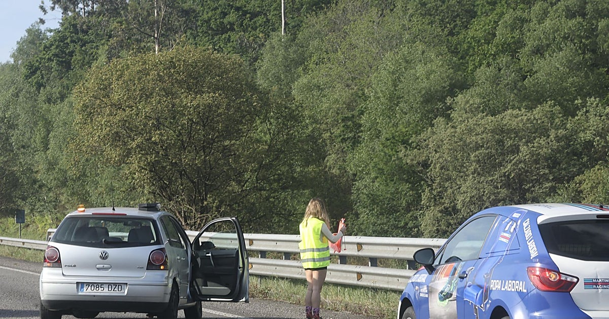 Largas colas en la autovía minera en sentido a Mieres por una salida de vía de un coche en Bendición