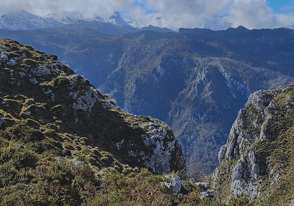 Al Jorcáu del Cuernu: una peña discreta asomada a vistas inmensas