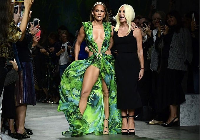 Donatella Versace llevó el famoso 'Jungle dress' a la Met Gala antes de que JLO lo popularizase.