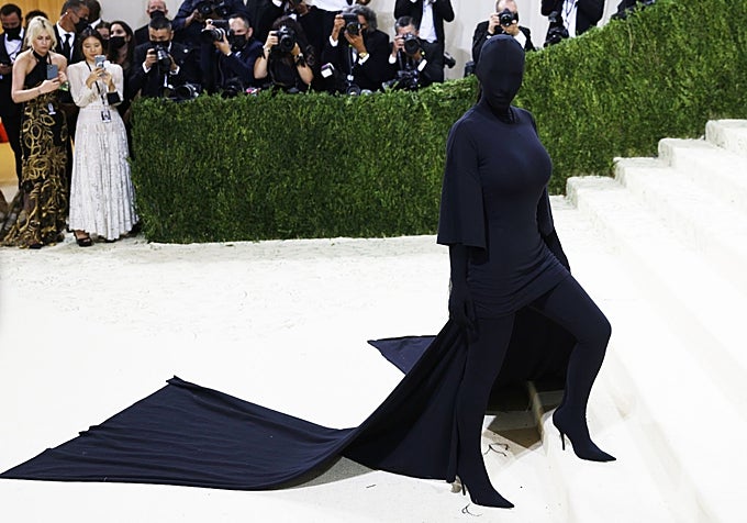 Balenciaga firmaba el controvertido estilismo de Kim Kardashian en 2021.
