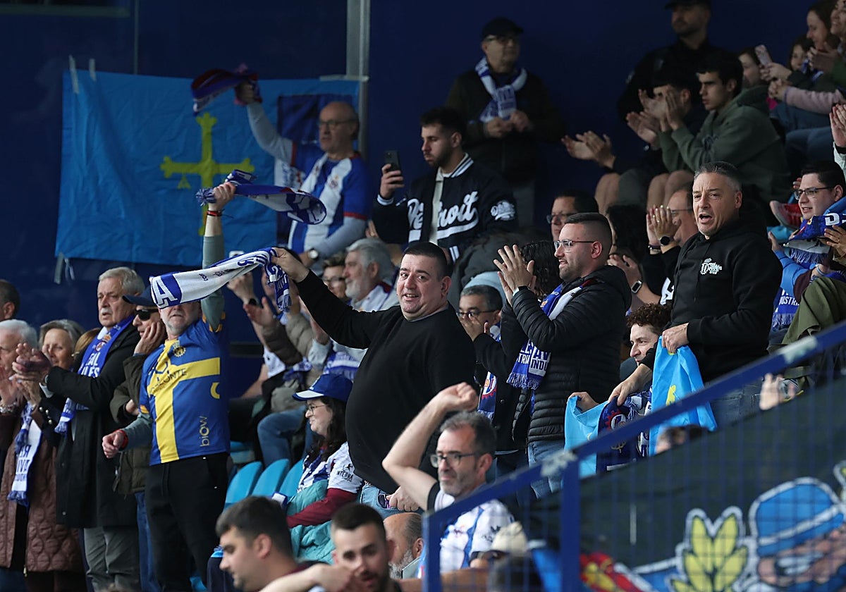 El mayor desplazamiento de la afición del Real Avilés no fue suficiente en Ponferrada