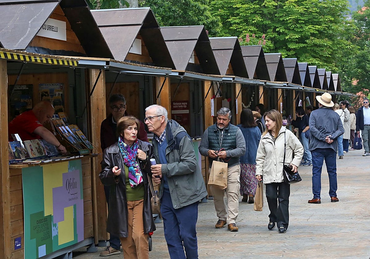 Los editores bendicen a la Feria del Libro de Oviedo: «La gente se anima»