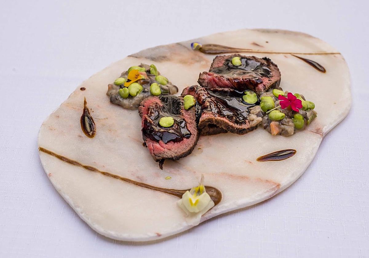Rosbif de angus con fabes de mayo y cremoso de setas
