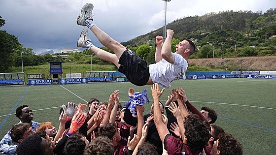 El Real Avilés juvenil vuelve a División de Honor: así ha sido la celebración del ascenso