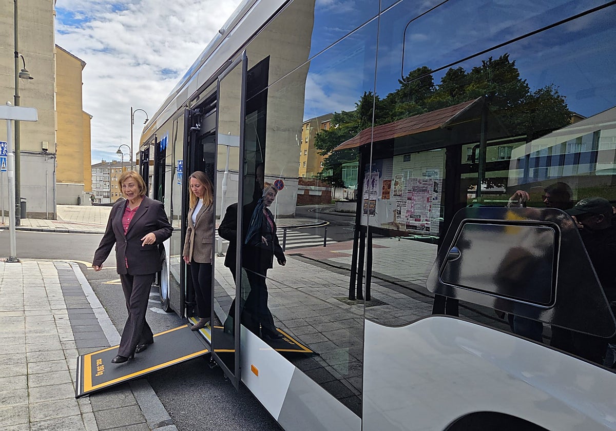 Avilés estrena el primer autobús eléctrico del Consorcio de Transportes en rutas interurbanas