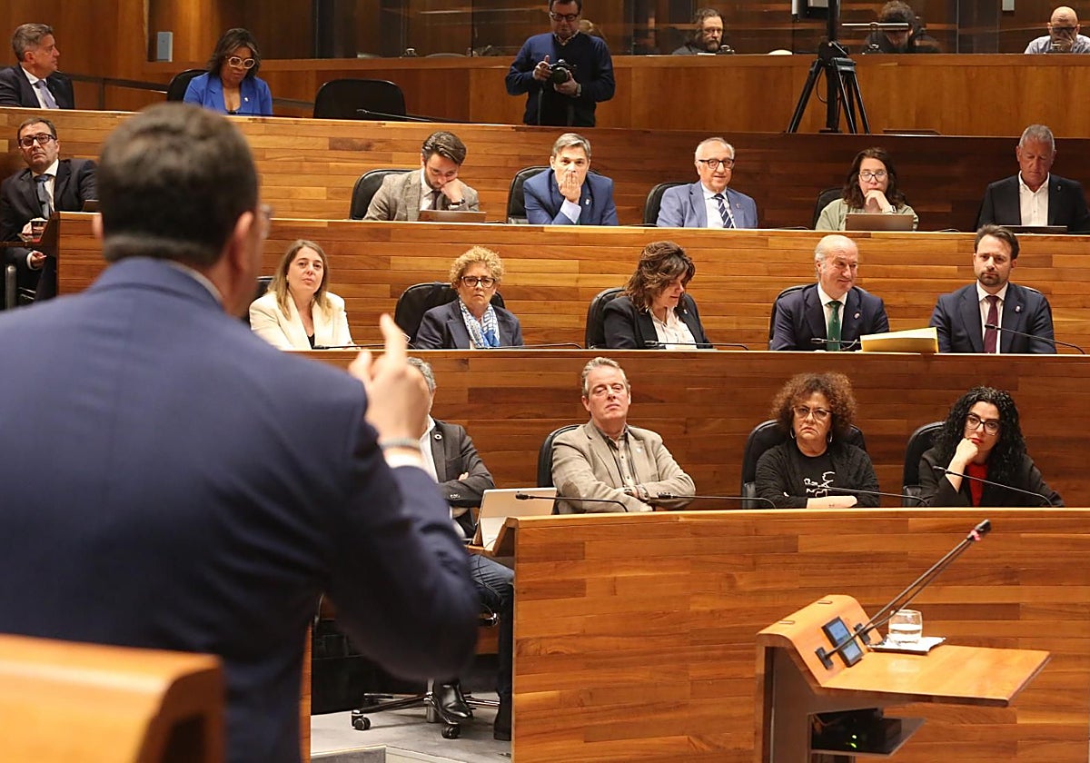 La oposición cerca a Barbón por no asumir la responsabilidad en Cerredo: «Se convierte en cómplice»