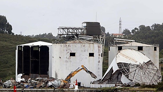 Windar demuele los depósitos de alúmina de la antigua Alcoa