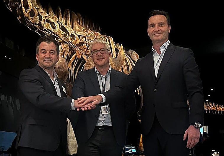 Estrechón de manos tras la firma del acuerdo entre el Acuario, el Ayuntamiento de Gijón y el Museo Americano de Historia Natural.