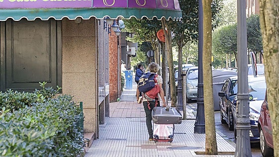 Turistas con maletas, en la calle Manso, en el corazón del barrio La Arena, declarado zona tensionada