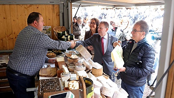 Canteli, en la Feria de La Ascensión: «Oviedo está lleno, lo hemos conseguido»
