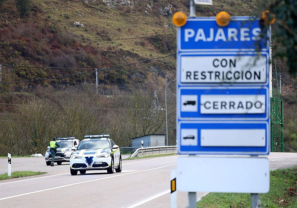 La nieve regresa a Asturias y cierra el puerto de Pajares a camiones