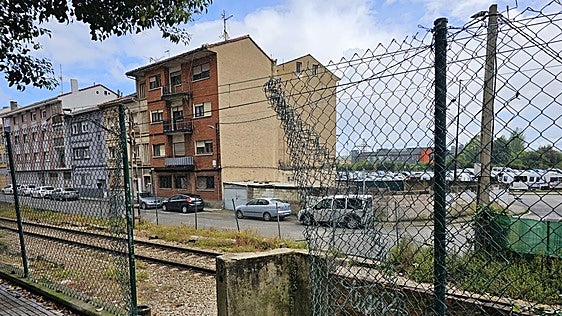 El paso ilegal de las vías en Puerta de la Villa, en Avilés, abierto dos días después de ser reparado