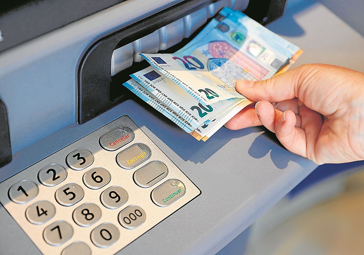 Detienen a dos ladrones que atracaban a ancianos tras sacar dinero del banco en Avilés