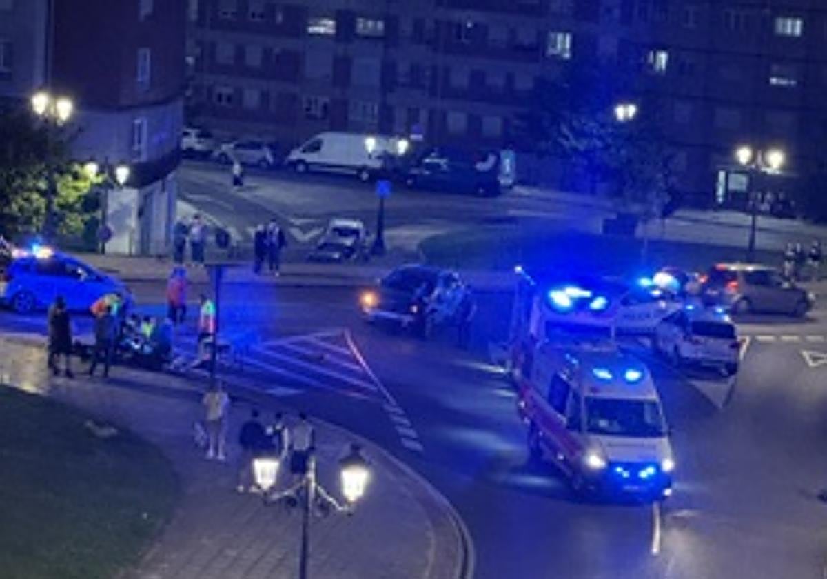 Dos personas heridas en un accidente entre un coche y una moto en un cruce en Oviedo