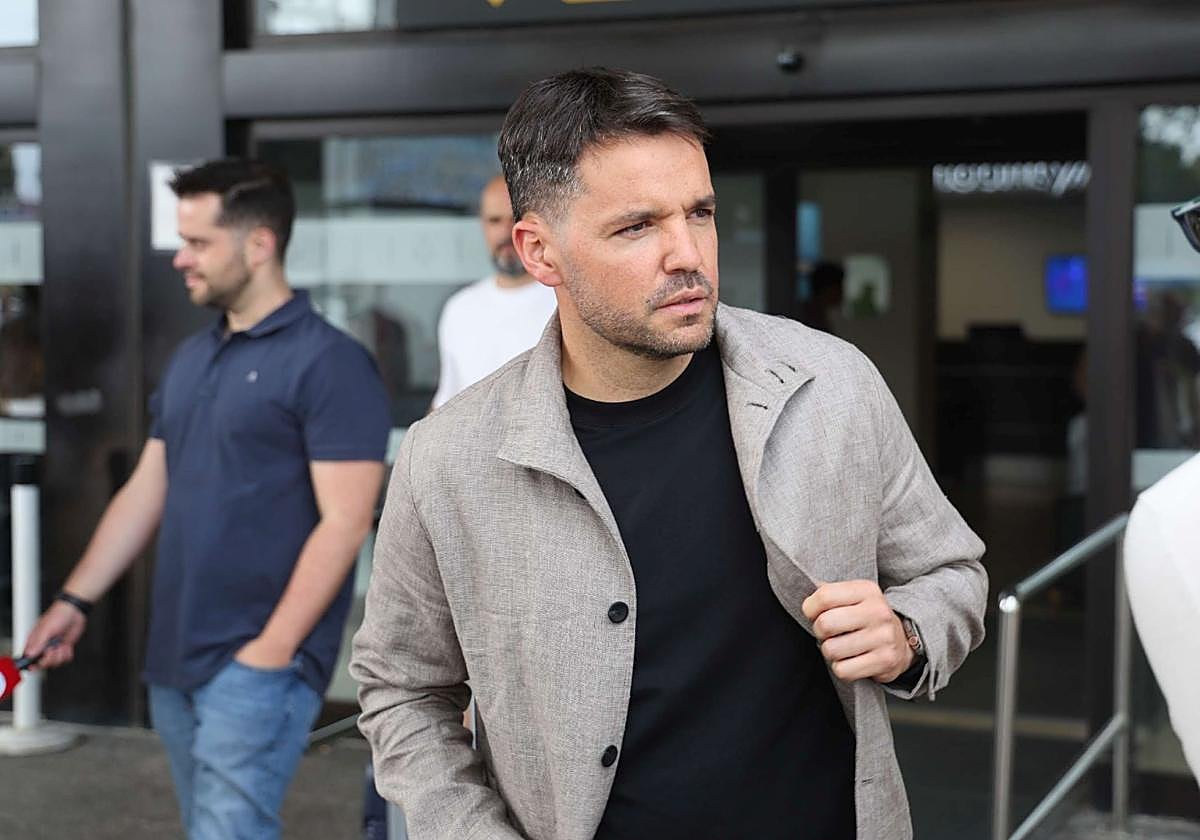 Nicolás Larcamón, nuevo entrenador del Sporting, ya está en Asturias: «Estoy muy contento»