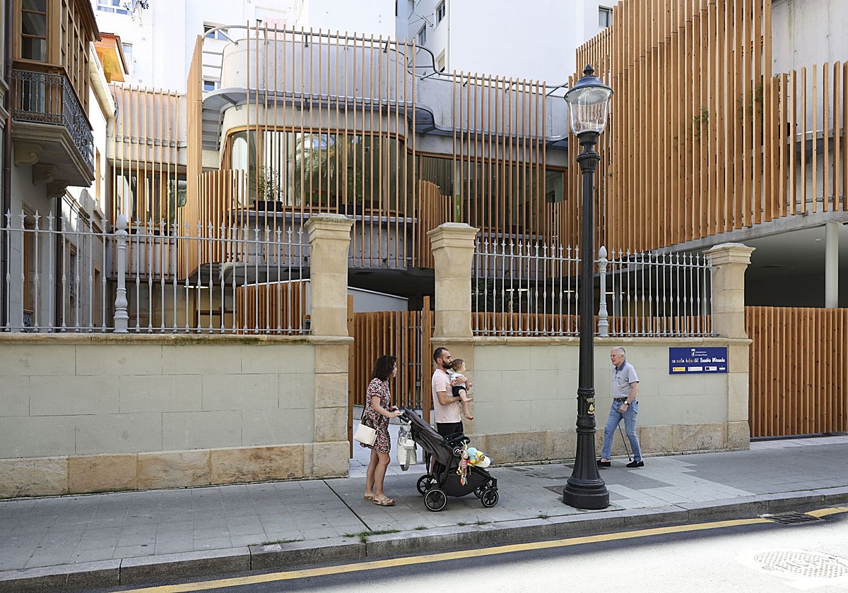 Recogida de firmas contra la falta de personal en las escuelas infantiles de Gijón