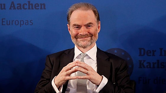 Timothy Garton Ash: «Europa está bajo el ataque militar de Rusia, el político de EE UU y el económico de China, nunca habíamos tenido que afrontar este triple desafío»