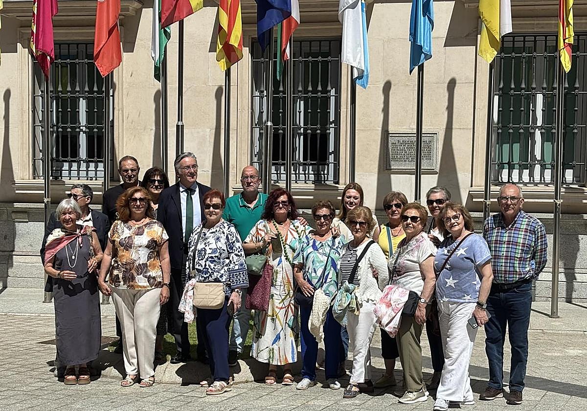 La Asociación Cultural e Histórica de Porceyo visita el Senado