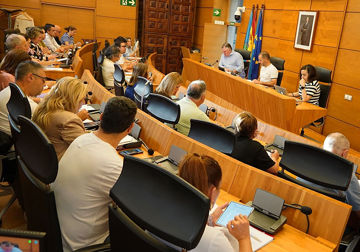 Rifirrafe en el Pleno de Siero por la consulta sobre la privatización del agua: «Es irregular no contestar»