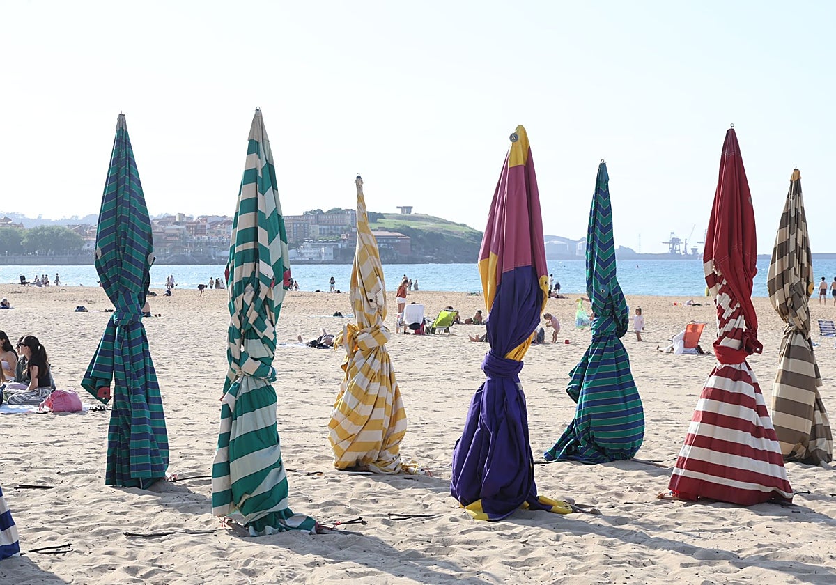 La playa de San Lorenzo ya luce sus icónicas casetas que anticipan el verano en Gijón