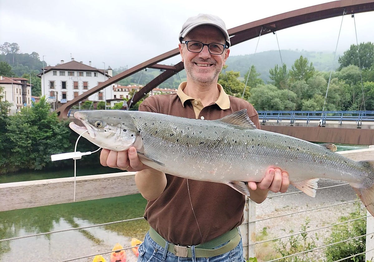 El Cares-Deva ya tiene su campanu: cinco kilos y 76 centímetros de largo