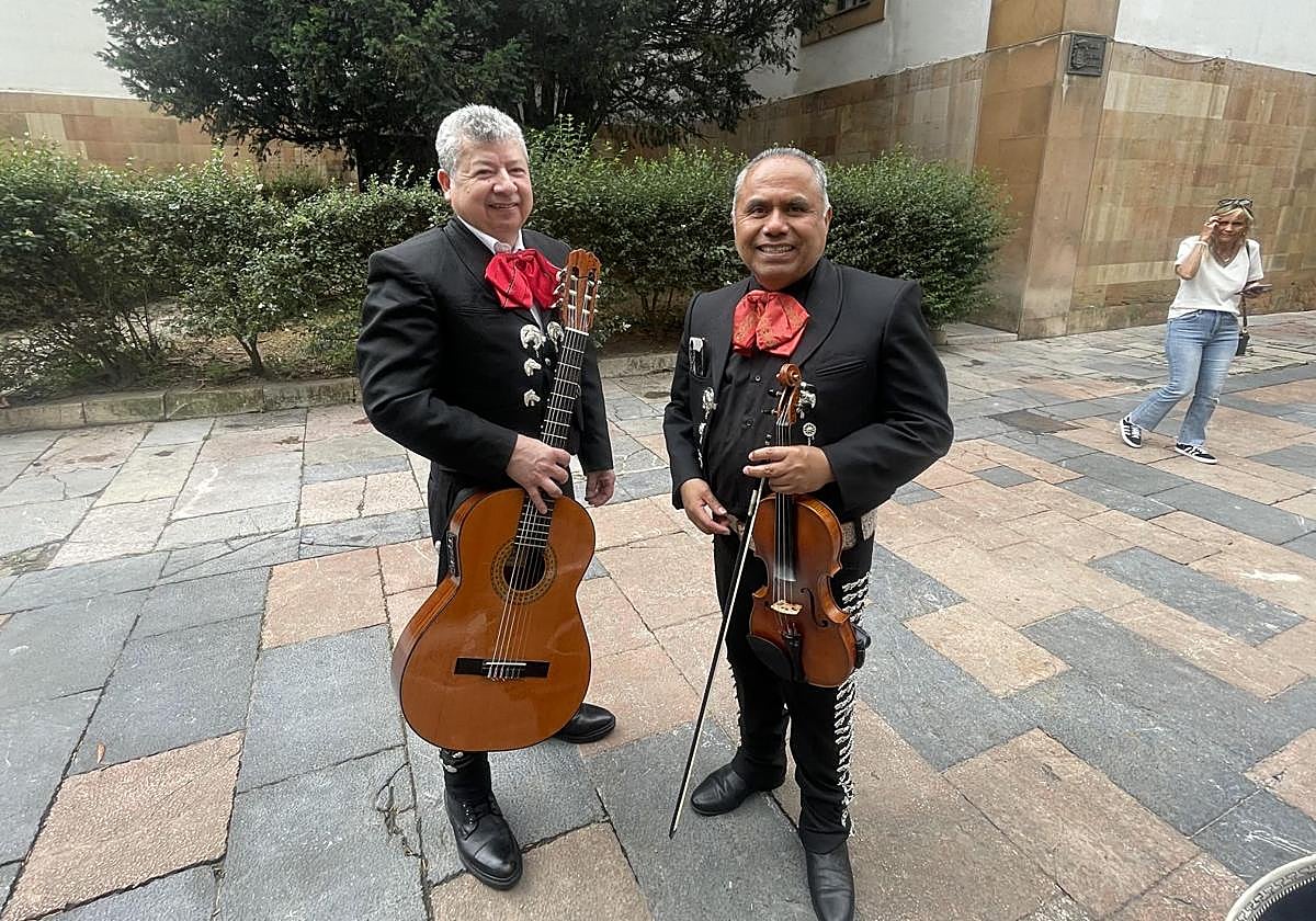 Soprenden a una novia el día de su boda en Oviedo con una serenata de mariachis