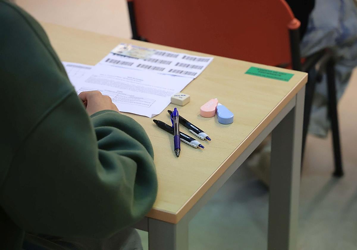 Fin a las chuletas digitales en la PAU: Asturias blinda sus aulas contra los pinganillos y relojes trampa