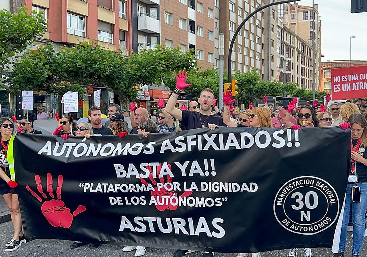 Los autónomos asturianos se rebelan: «Somos el motor de este país y nos ahogan en impuestos y burocracia»