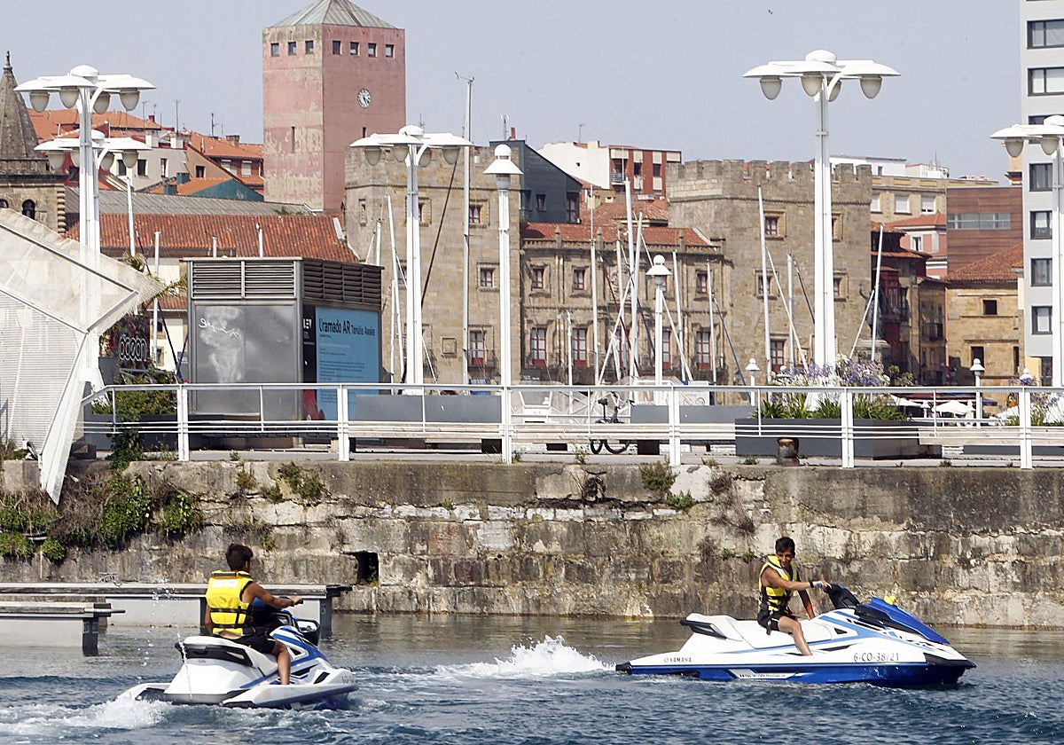 Malestar entre las empresas de actividades deportivas del Puerto Deportivo de Gijón por la nueva normativa
