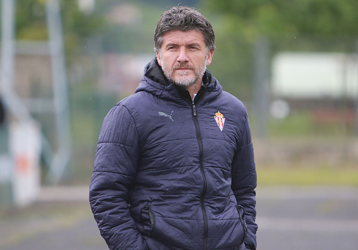 Samu, exentrenador del filial: «¿Cómo voy a cerrar la puerta al Sporting, que lo llevo en la sangre?»