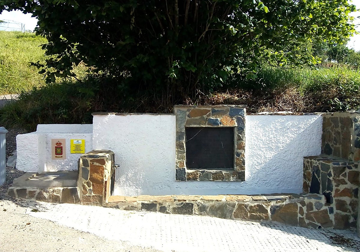 Alumnos de un taller de empleo en Carreño recuperan la fuente de La Ferrián, en la parroquia de Perlora