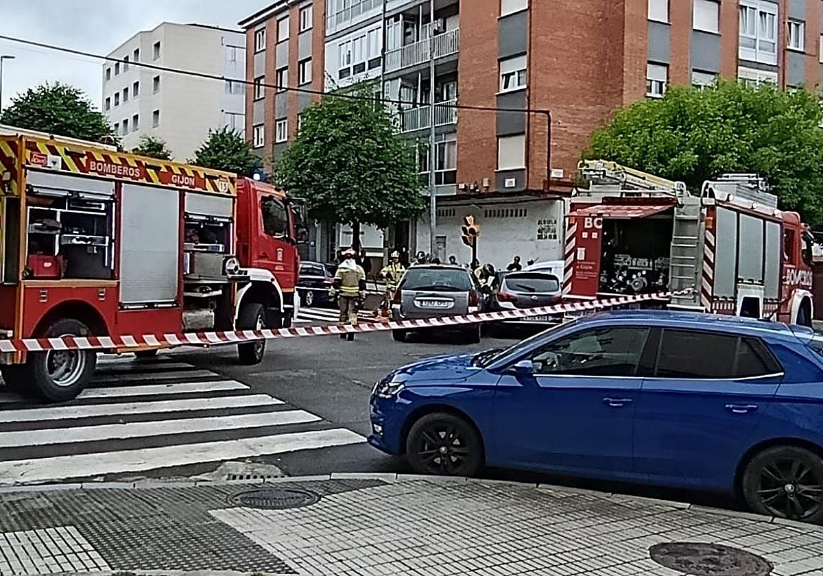 Dos heridos en un aparatoso accidente en Gijón en una intersección regulada por semáforo