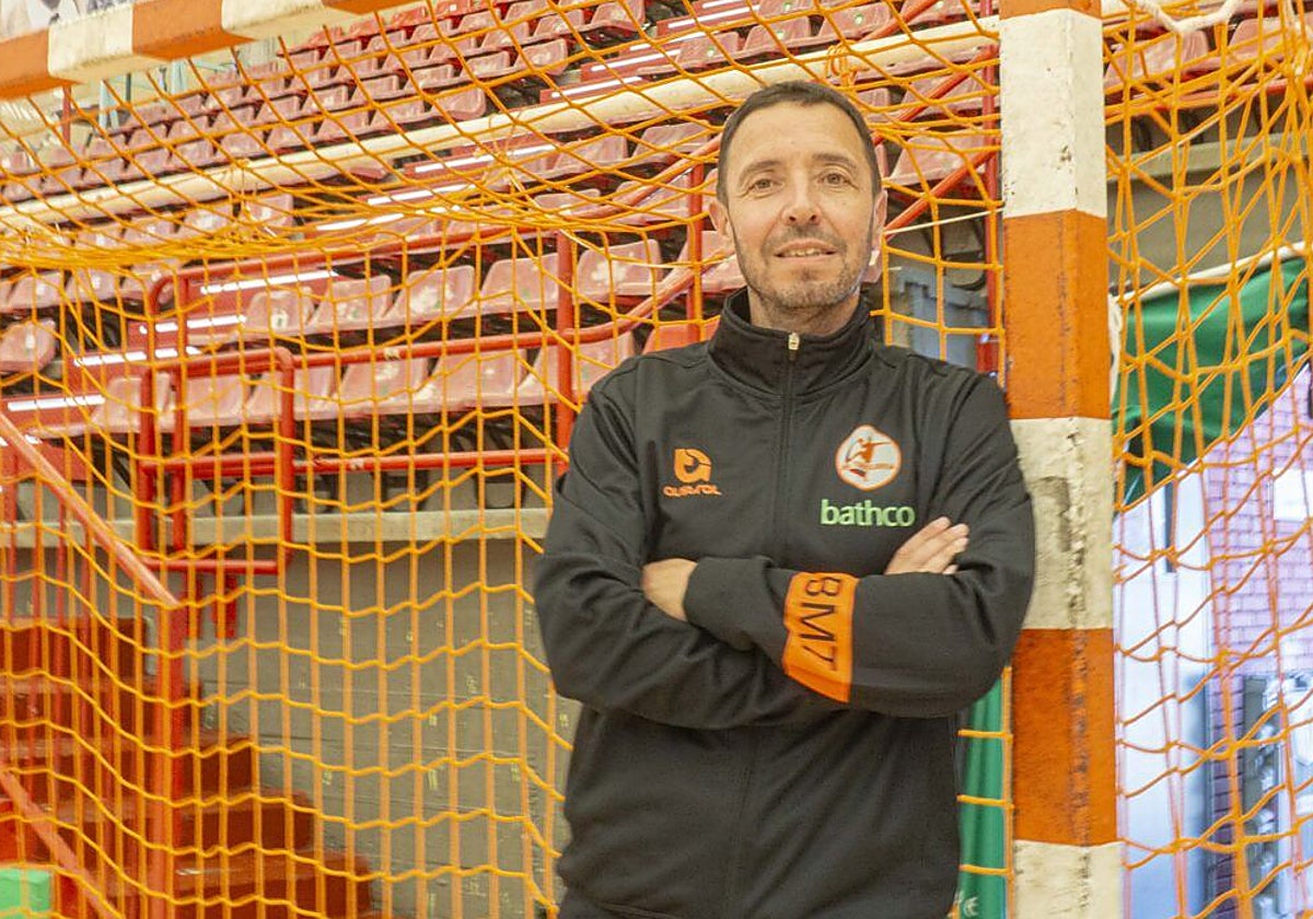 El técnico gijonés Diego Dorado ficha por el Balonmano Torrelavega: «Es una estructura muy profesionalizada»