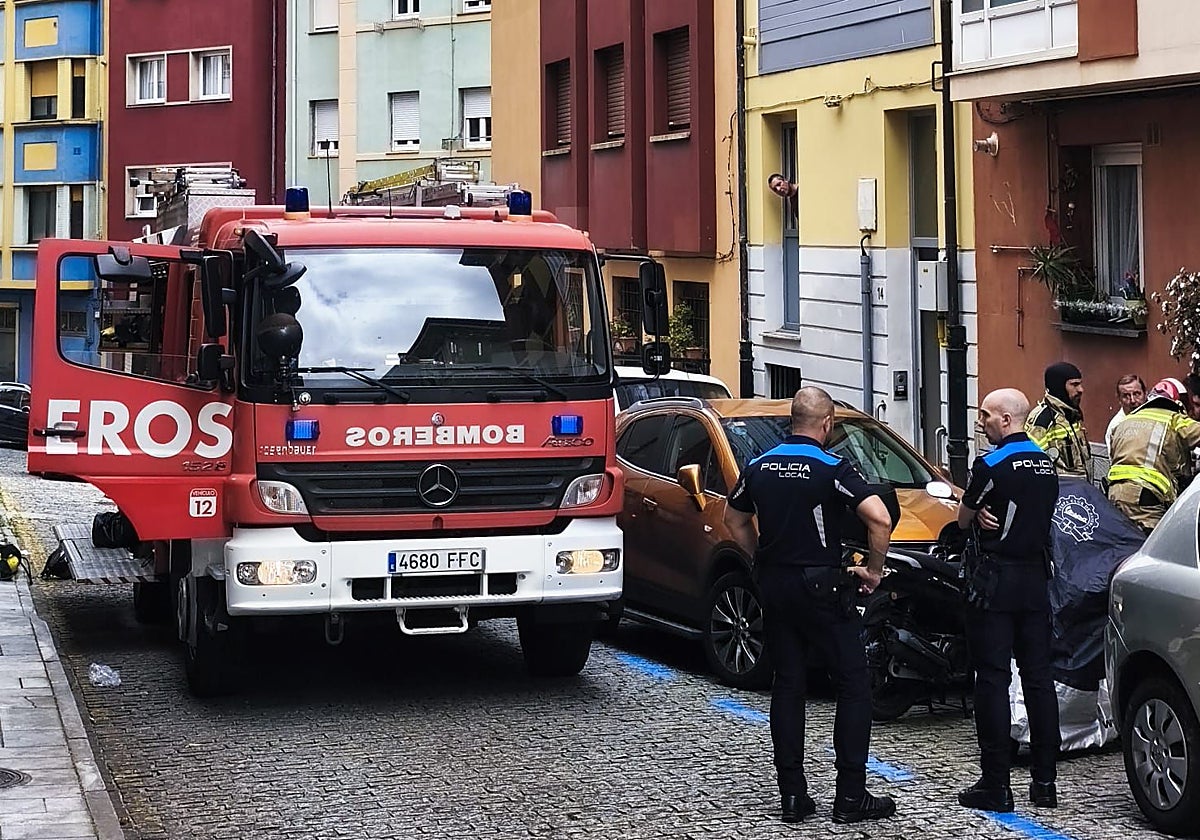 Susto en pleno corazón de Cimavilla, en Gijón, por un incendio en una vivienda