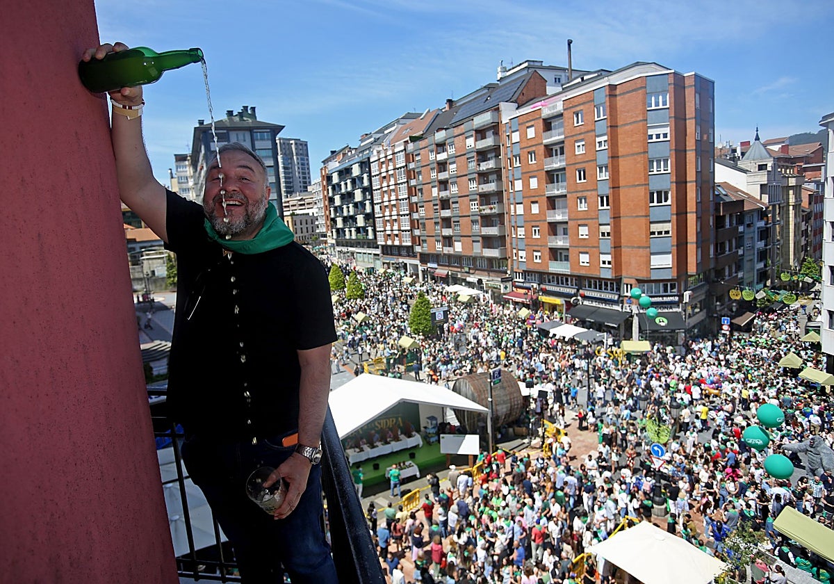 Más de 10.000 personas sedientas de sidra descorchan 12.000 