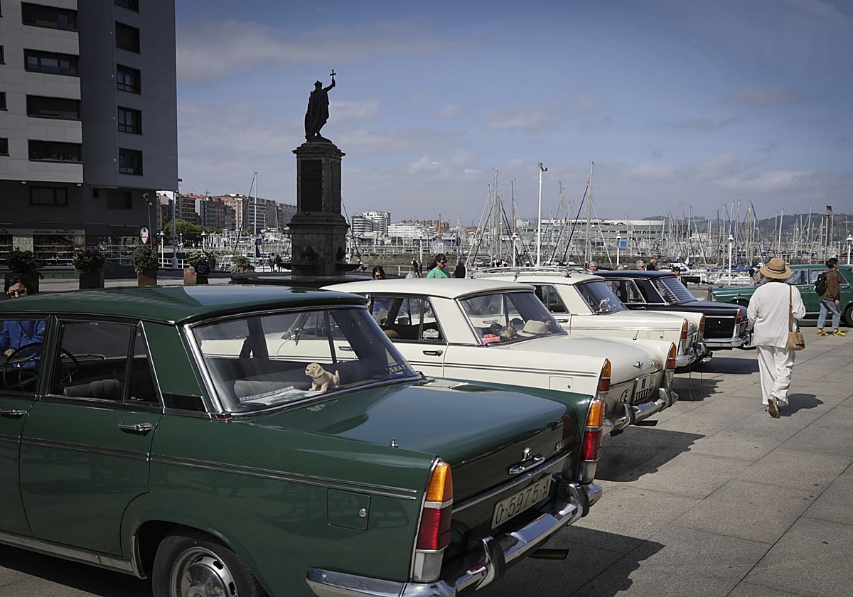 El legendario Seat 1500 toma la plaza del Marqués en Gijón