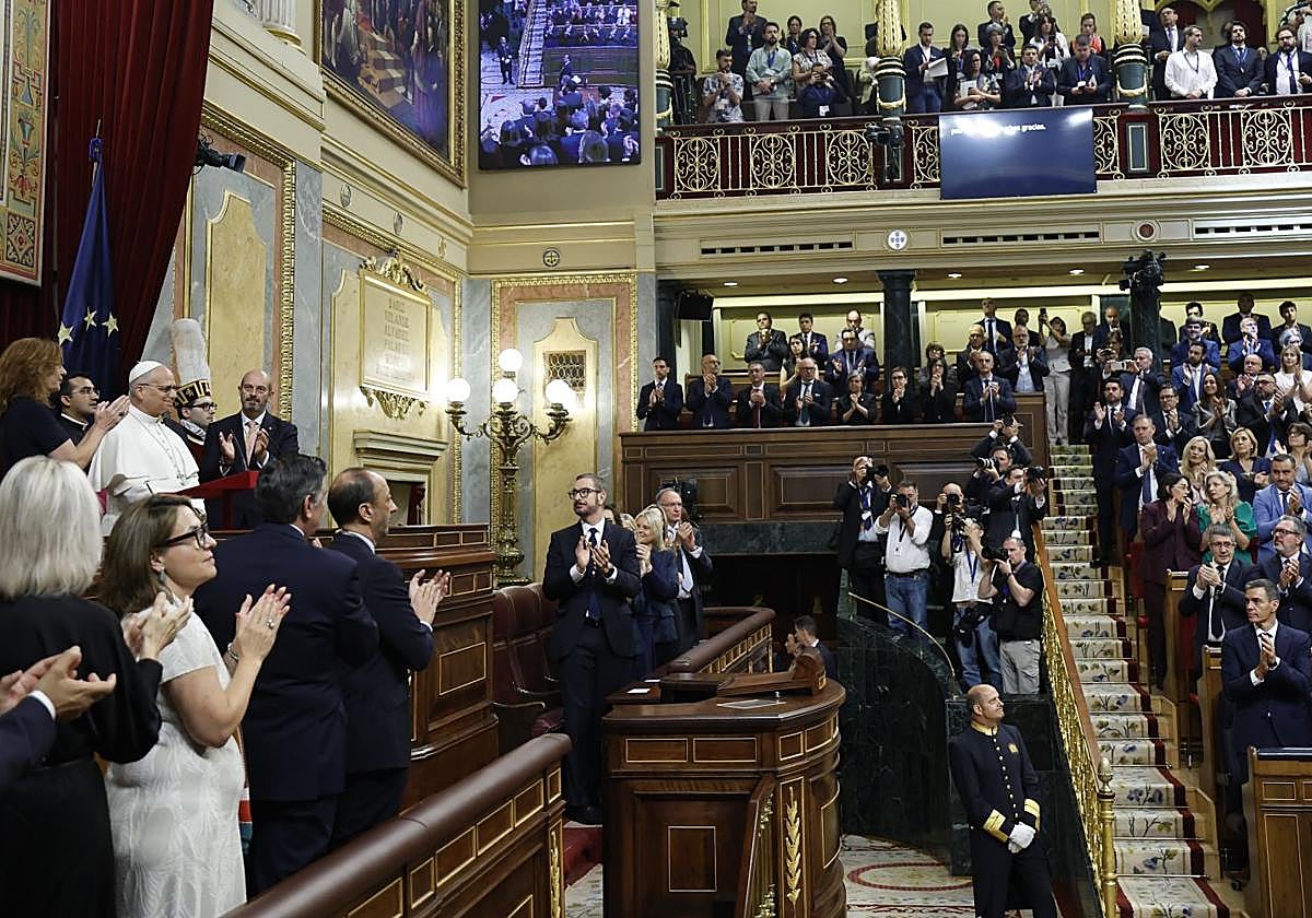 Los políticos asturianos en Madrid elogian a un Papa «humano