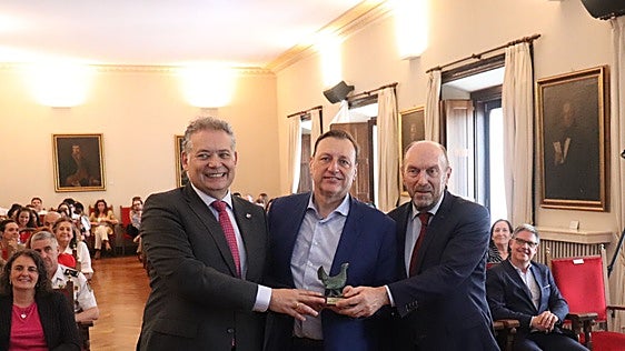 La Fundación Vinjoy recibe el Urogallo de Oro por su compromiso con las personas más vulnerables