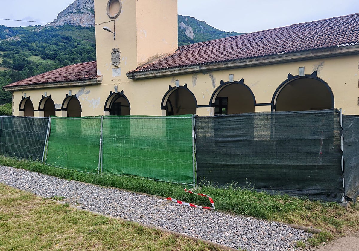 La escuela de Zureda, «abandonada»: caduca el pliego de las 